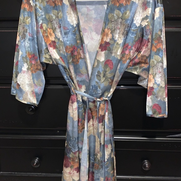 Women’s bathrobe, small with flowers, knee length - Picture 1 of 4